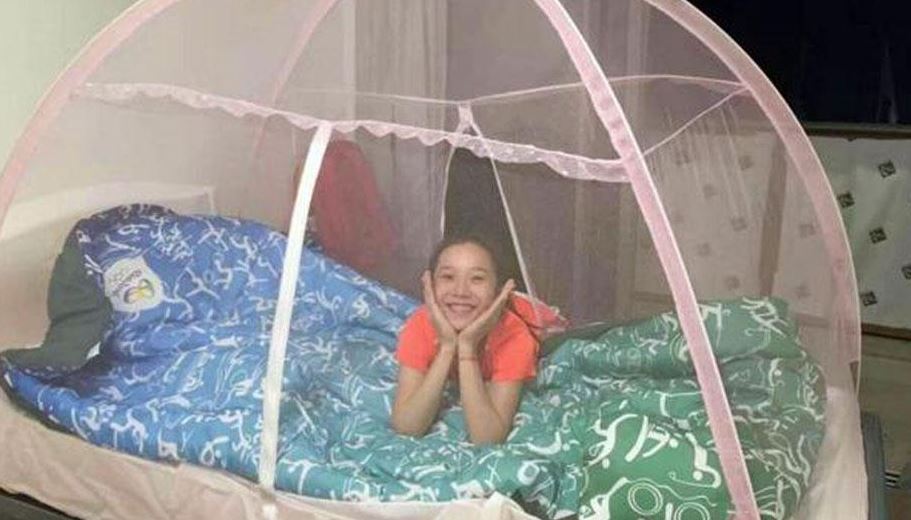 Atleta china, recostada en su cama de la Villa Olímpica