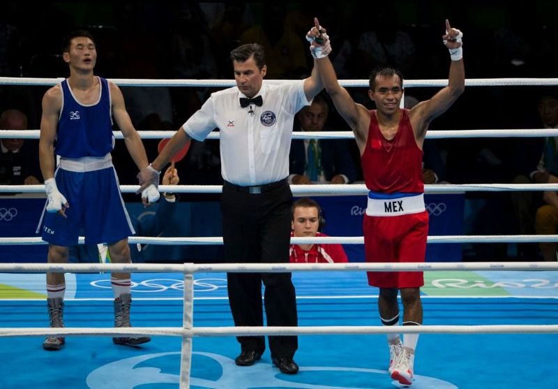 Emigdio celebra su triunfo frente a su rival de Mongolia