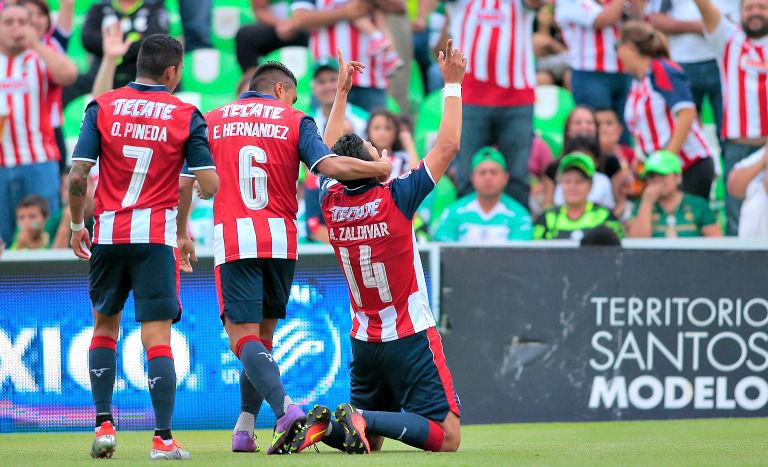 Zaldívar festeja gol con las Chivas