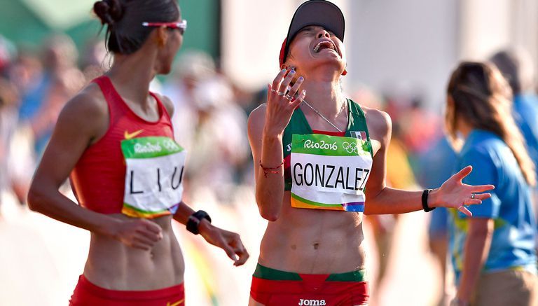 Lupita González llegando a la meta tras marcha de 20 kilómetros
