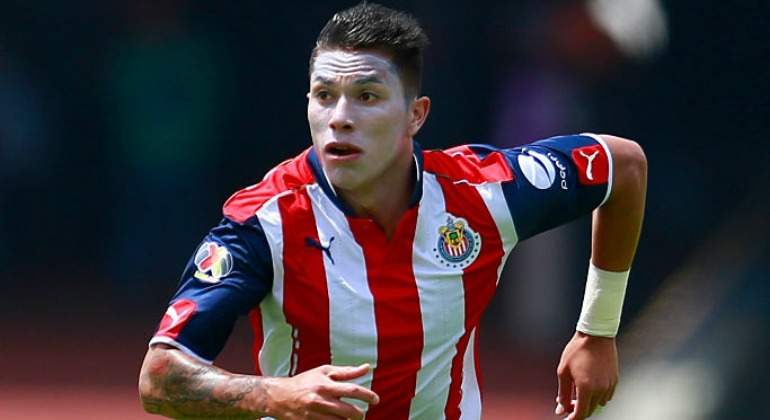 Salcedo corre en un partido de Chivas