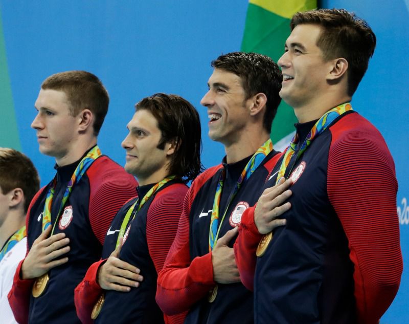 Michael Phelps posa junto a sus compañeros de relevo