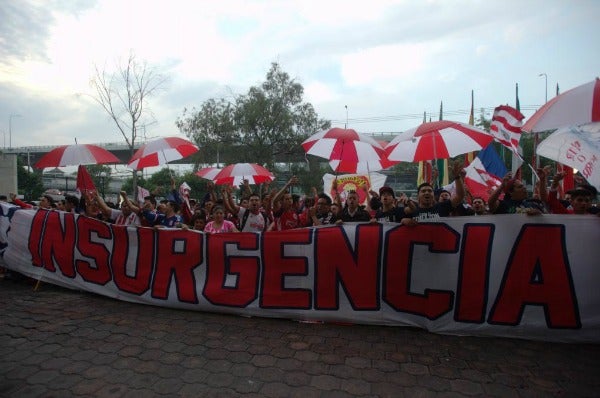 Seguidores de Chivas esperan la llegada del equipo de Almeyda