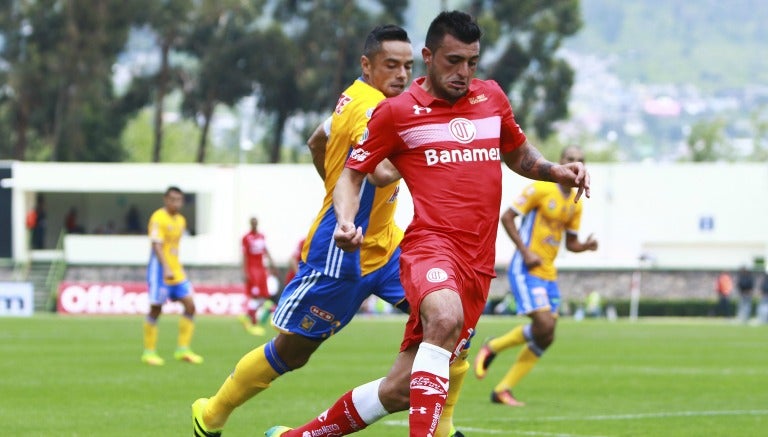 Triverio pelea el balón contra los Tigres