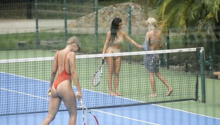 Kardashian y sus amigas improvisan una suerte de "tenis hot" 