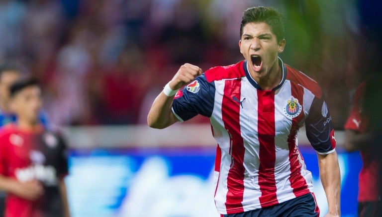 Ángel Zaldívar celebra un tanto con Chivas