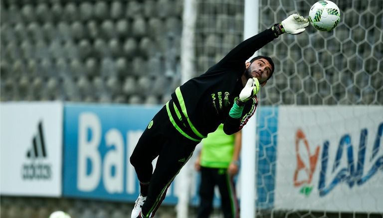 Jesús Corona se lanza por el balón durante un entrenamiento del Tri