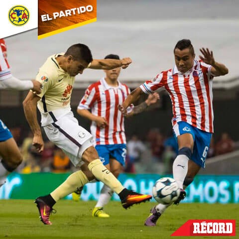 Silvio Romero pelea un balón contra los jugadores del Rebaño que lo marcaban