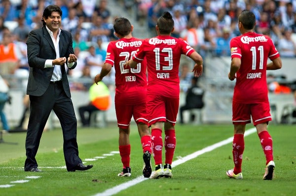 José Cardozo celebra con los jugadores un gol de Toluca