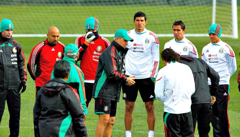 Aguirre entrenando a la Selección Mexicana