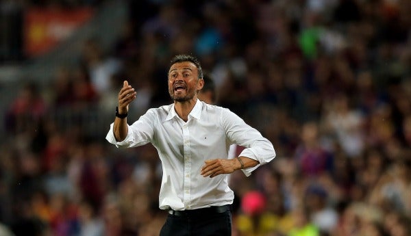 Luis Enrique da indicaciones durante el partido frente al Alavés