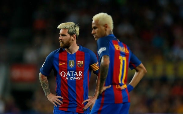 Messi y Neymar observan el festejo del Alavés en el partido del fin de semana