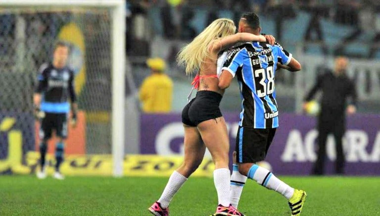 Danny Morais abraza a Guilherme