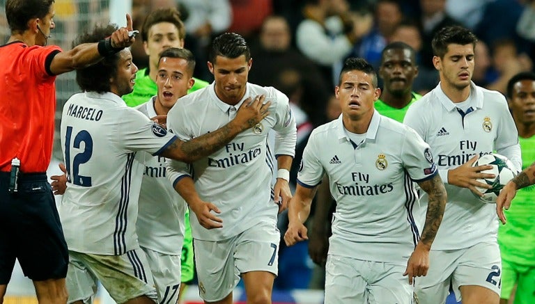 Jugadores del Real Madrid festejan a CR7 por su gol