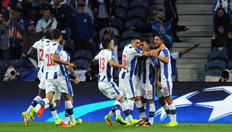 Jugadores del Porto celebran el gol de Otavio