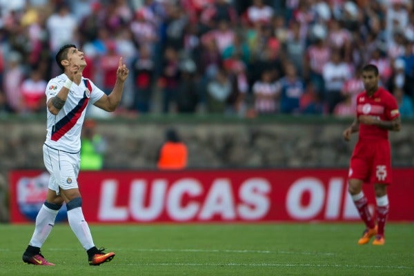 Pulido celebra su primer gol en Liga con Chivas frente al Toluca