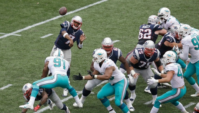 Jacoby Brissett manda un pase contra Delfines