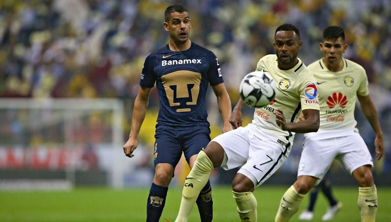 Alcoba y Da Silva, durante el juego entre América y Pumas del A2016