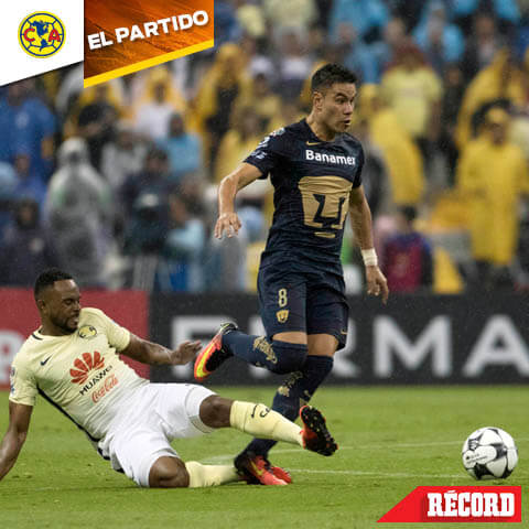 Pablo Barrera y William Da Silva peleando un esférico en el encuentro entre América y Pumas