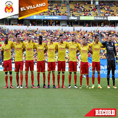 Los jugadores del Morelia en la ceremonia protocolaria de la liga MX antes del juego frente a Puebla