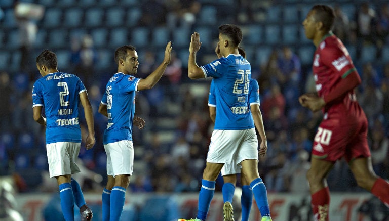 Jugadores de Cruz Azul festejan primer tanto a Mineros