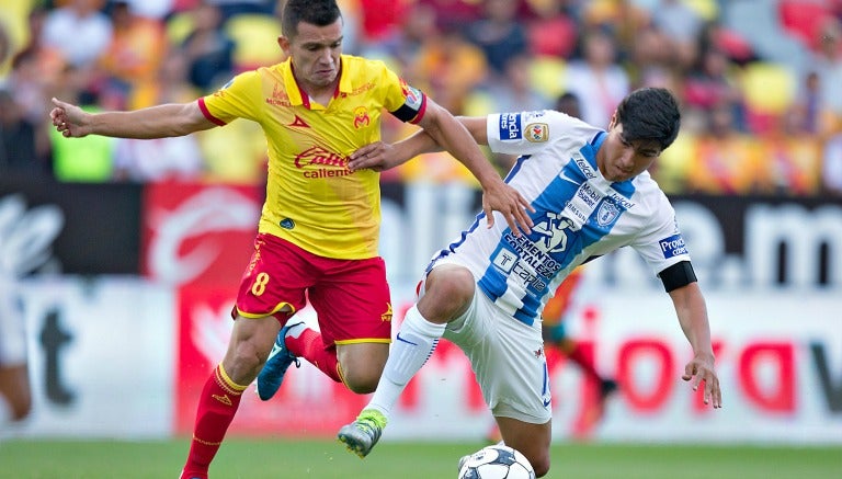 Chato Rodríguez pelea el balón con Erick Gutiérrez