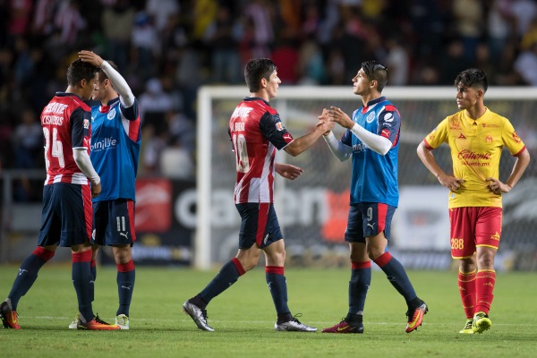 Los jugadores de Chivas se felicitan tras el final del juego de Copa MX