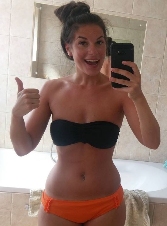 Nicole se toma una selfie en el baño