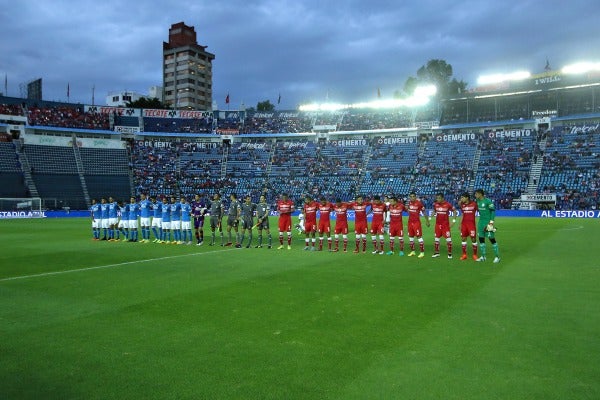 Los futbolistas de Cruz Azul y Toluca durante la ceremonia previa al partido de la Jornada 10