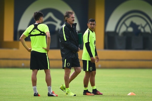 Ricardo La Volpe observa un entrenamiento de Las Águilas