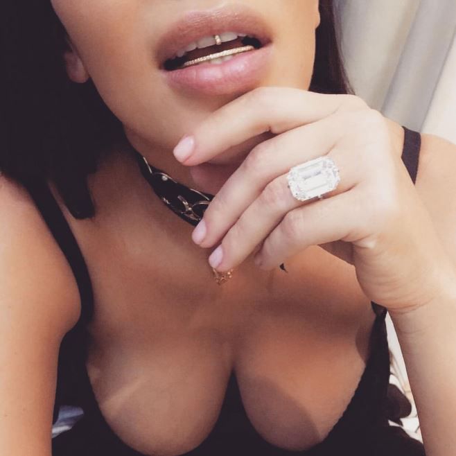 Kardashian presume sus atributos en Instagram