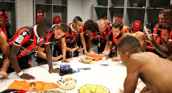 Los jugadores del Niza platican en el vestidor tras un partido