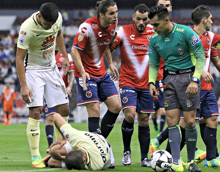 El partido se detuvo unos minutos para atender a Paul