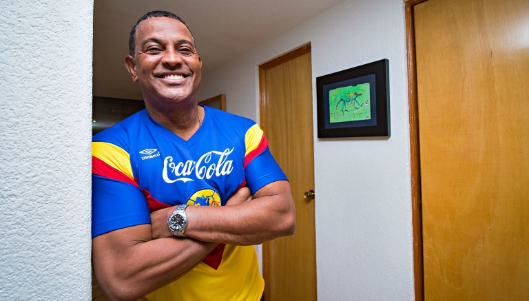 El 'Negro' Santos posa con la playera del América