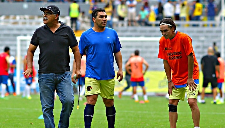 Salvador calienta previo al partido