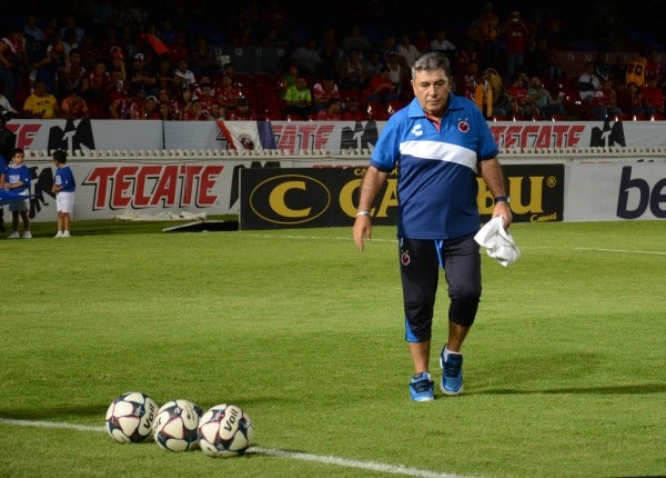 Carlos Reinoso saliendo al campo del Pirata Fuente