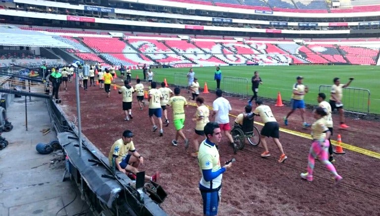 Los competidores entran al Estadio Azteca