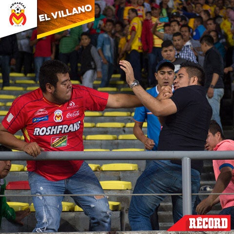 Dos aficionados pelean en las gradas del estadio Morelos