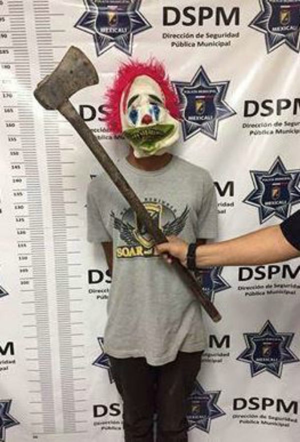Un joven con máscara de payaso y un hacha fue puesto a a disposición de las autoridades