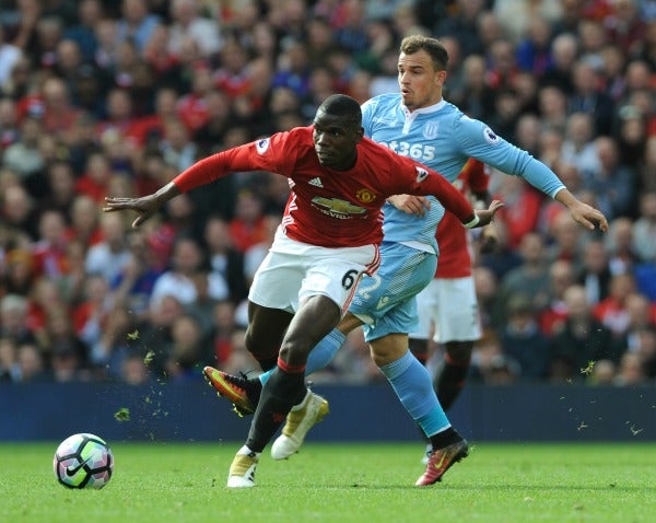 Pogba pelea un balón en el encuentro frente al Stoke City