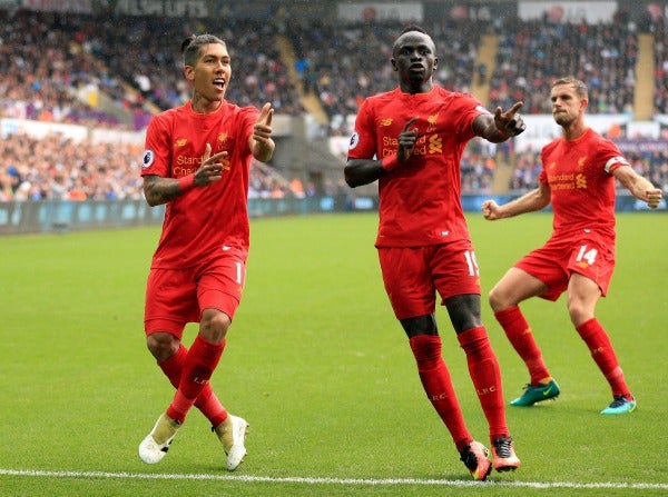 Firmino y Mane festejando un gol del Liverpool