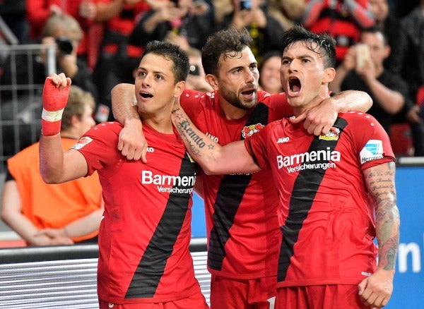 Hernández y sus compañeros celebran un gol