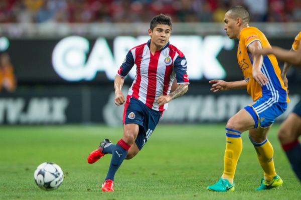 López tocando un esférico en un duelo frente a Tigres