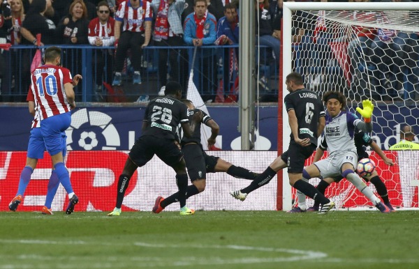 Ochoa intenta atajar un disparo en el duelo frente al Atlético de Madrid
