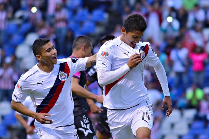 Orbelín festeja un gol con Zaldívar