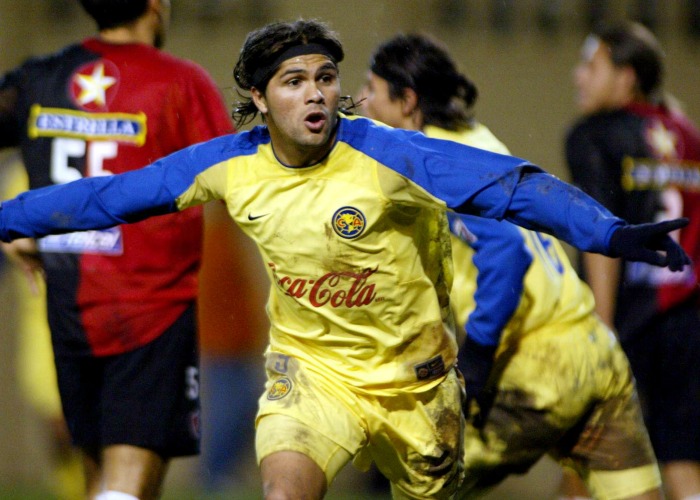El chileno celebra un gol contra Atlas en 2004