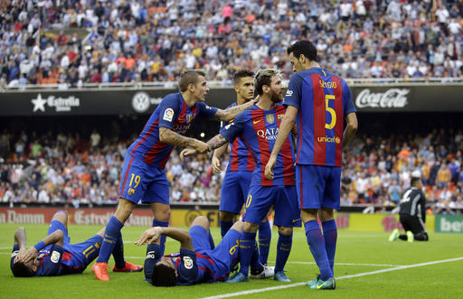 Messi reclama, mientras que Neymar y Suárez se encuentran en el césped