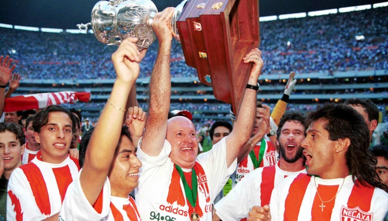 Lapuente levanta el trofeo de campeón en la temporada 94-95