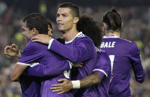 Cristiano Ronaldo festeja una anotación con sus compañeros