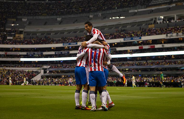 Chivas festeja un gol en el último Clásico Nacional